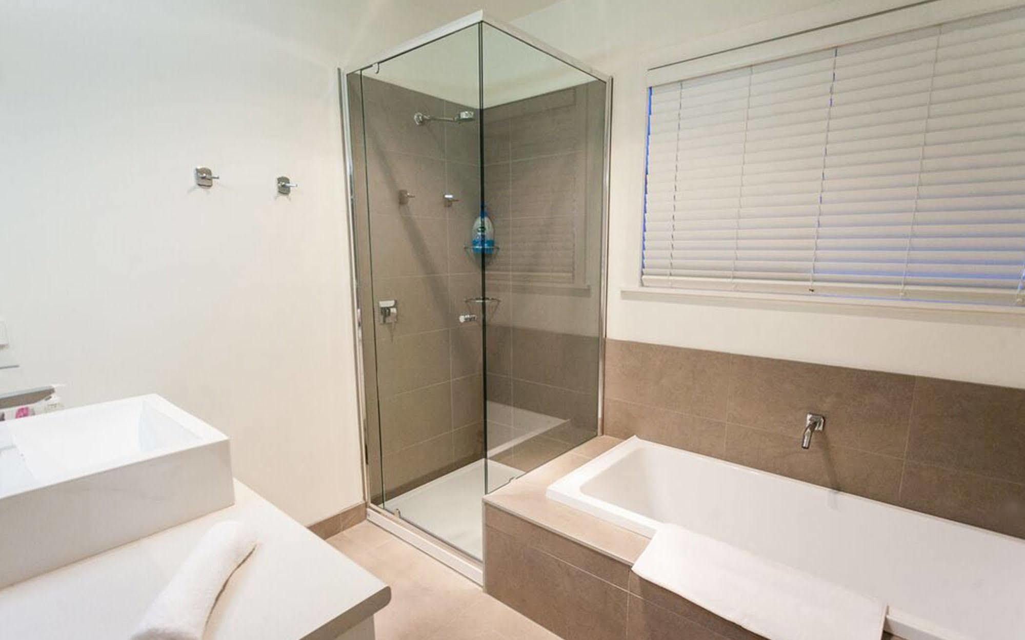 Point Lonsdale Holiday Apartments (Adults Only) Queenscliff Bagian luar foto