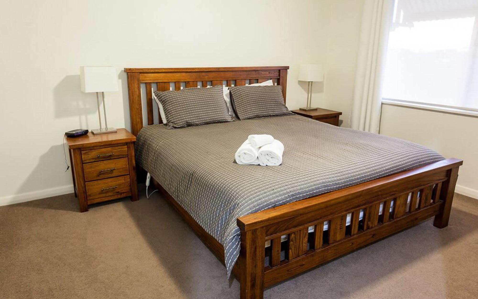 Point Lonsdale Holiday Apartments (Adults Only) Queenscliff Bagian luar foto